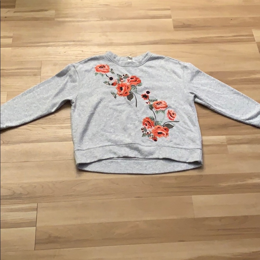 Floral Embroidered Crewneck.